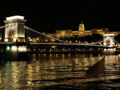まだペスト側から王宮などの夜景を撮影していなかったので、チェックイン後荷物を置いてすぐに外出。
M4線でFővám tér駅に行き、そこからトラム2番に乗って北上しSzéchenyi István tér駅で下車。
もう夜10時を回っていたが、同じような夜景撮影をしている観光客が結構居たので一人でも不安無し。
夜景を存分に撮影しまくって満足したらホテルに帰還。
