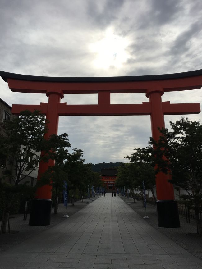 伏見稲荷大社は修学旅行以来です。