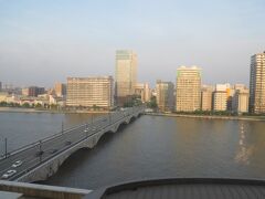チェックインしたホテルの窓から。　夕方６時過ぎ。

信濃川を見下ろす風景はすっかり気に入っている。日本一の川だ。