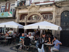 ホテルに荷物を預け、早めのランチへ。老舗カフェの「マジェスティック・カフェ」にてフランセズィーニャ（Ｂ級グルメ）を頂く。