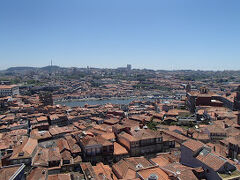 赤茶色の屋根瓦と青い空のコントラストがとても素晴らしく、