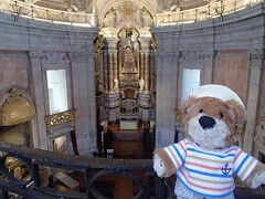 教会内部。厳かな雰囲気。