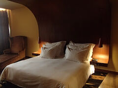 その後ホテルにチェックイン。ちょうど学生たちの卒業のイベントに当たり、夜中までうるさいとの事で、ホテルからの提案で部屋をアップグレードしてもらった。