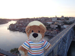 ディナーの前にポルトの素晴らしい夕景が見えるスポット２箇所に案内してもらう。その内の一つドン・ルイス１世橋より高いセーラ・ピラール・ヴィトーリア展望台から素晴らしいサンセットを観賞。