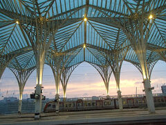 また１等車にて快適な列車の旅(ほぼ爆睡だったが)を約３時間。
この近代的な駅はリスボン・オリエンテ駅。ここで下車する人も多くいた。