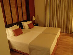 ここまで各地にて１泊ずつだったので慌しかったが、やっとリスボンにて２泊。静かで落ち着いた場所に面していて、部屋も調度良い広さとモダンな作りで快適に過ごせた。