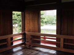 戦いのない江戸時代初期に築造された「月見櫓」。
月見をするときは、舞良戸（薄い板戸）を外し、部屋から昇る月を愛でたのでしょうね☆