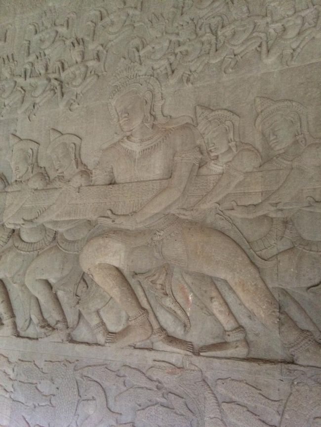 第一回廊の東面南側に来ました。<br />『乳海攪拌』のレリーフです。<br />