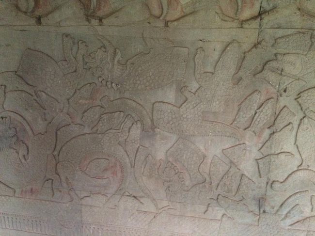 海の生き物も一緒にかき回されて、中心に近いほど<br />細かく裁断されて描かれています。