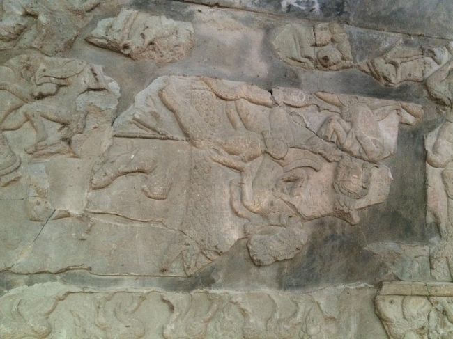 このあたりのレリーフは、昔地震があって<br />崩れてしまったそうです。