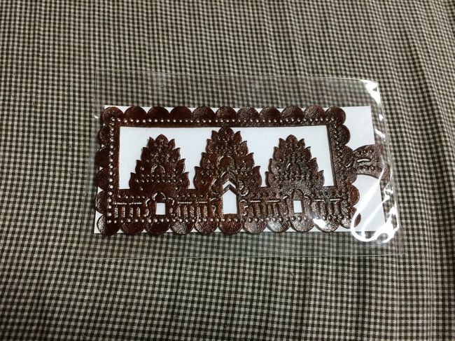 オールドマーケット向かいにある、<br />『クマエユーン』でアンコールワットのしおりを買いました。<br /><br />ユネスコ無形文化遺産の『スバエク』です。<br />牛革でできているので、ほんのりにおいます。<br /><br />