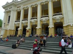 ○オペラハウス

スーツケースを持った人たちはバスでも待っているのか？