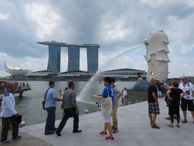 マーライオンとマリーナ・ベイ・サンズ