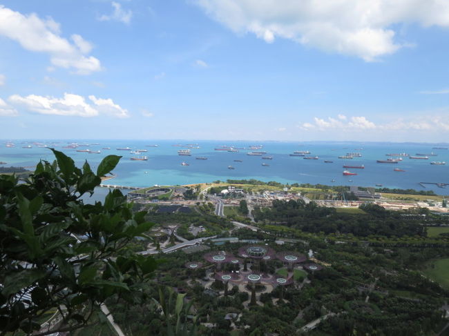 マリーナ・ベイ・サンズのスカイ・デッキ海側