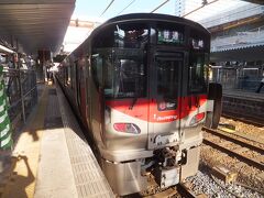 広島駅から鈍行で岡山を目指します。
最近、導入された Red Wingという車両に乗車します。