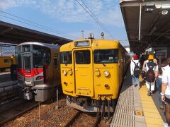 糸崎駅で乗り換えます。ここからは黄色い昔ながらの車両で岡山へ。
岡山駅では5分の乗り換えなのでダッシュで乗り換えます。