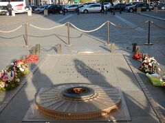 さて、真下に降りました。

これは、第一次大戦で犠牲になったフランス兵の追悼の火。

凱旋門には、かつての戦争で亡くなった将軍の名が刻まれるなど、戦争の犠牲者を追悼する門でもあります。