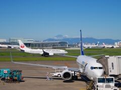 ここ数年、夏の旅は浅田真央ちゃんのアイスショーを見に行きがてら～な旅になっていて、今年は北海道！

夫とは翌日に合流予定で、1人で一足お先に出発。
出発前、羽田空港から見えた富士山。
新千歳空港に到着すると、夏の北海道がこんなに蒸すのかというくらいムシムシ蒸し暑かった～