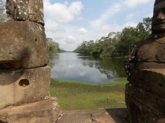 環濠の端がわからないくらいです。<br />一辺が約３キロなので、ここからでも1.5キロ先ですね〜。<br />