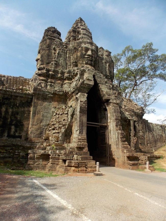 後ろからバスが来てしまったので、中をゆっくり見れませんでした。<br />こちらは南大門の裏側です。<br /><br />ここから再びトゥクトゥクに乗って進みます。