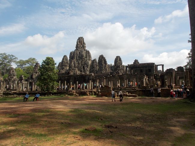 これでバイヨン見学は終了です。<br />ここから歩いてバプーオンへと向かいます。