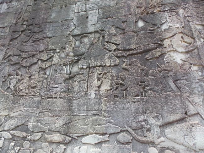 トンレサップ湖での網漁の様子。