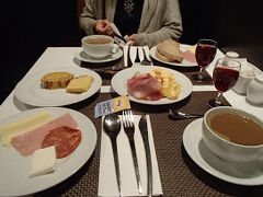 ホテルの朝食。野菜が少なかった。