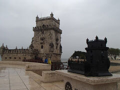 トラムに乗って土砂降りの中、ベレンの塔へ。