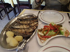 広場に面した「マルティーニョ・ダ・アルカーダ」にてイワシの炭火焼を頂く。脂がのっていて美味。白米が欲しくなった。体験したい事のひとつ、「伝統料理を食べる」ここでも達成！