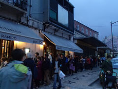 ホテルに戻り少し休憩後、地元でも人気の「セルヴェジェリア・ラミロ」へ。いつも行列と聞いていたので、事前にメールにて予約済み。当日も店先に行列が出来ていたので予約して行って大正解！