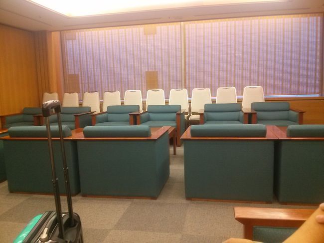 宮城県在住なので仙台空港から出発です！往路、復路ともにANAでチケット取りました。昨年の９月くらいだったかと思います。少しマイルが貯まったので一人分（夫の分）は特典航空券利用です。もちろんエコノミーですよ！(笑)<br />参考までに・・・<br />仙台〜成田乗り継ぎ〜ホノルル　５/７?〜５/１４?　６泊８日　大人￥９８９７０（１名）、小児￥７８７９０（１名）、特典航空券の諸経費?￥２２５３０（このうち￥１２０００が燃油サーチャージ代⇒２０１６．４月発券分からは無料になりましたね）でした。ＧＷ空けなので高くない方ですが、幼稚園児でも約８万円って・・・((+_+))部屋代か掛からないからこそ出せる金額ですね！<br /><br />我が家の末っ子シンちゃんはこの時点では生まれてません。ANAに問い合わせたところ、赤ちゃんでも後から追加で予約できるとのこと。なので４人分あわせて￥２７９０８０を早々にカード決済。<br />幼児（シンちゃん分）は出産後に電話で追加しました。￥１６３４０でした。総額で￥２９５４２０でした。<br /><br />ちなみに私たちのホームは隔年利用・ラグーンタワー１ＢＲオーシャンビューです。今回は総勢８名なので２ＢＲオーシャンビューと１ＢＲオーシャンビューの部屋をクラブ予約で１部屋ずつ取りました。<br /><br />ハワイが待ち遠しいですが、成田での乗り継ぎが約６時間・・・<br />写真は、国際線乗り継ぎだと無料で利用できるラウンジ「トラベラーズラウンジ　ラシュラン」の様子です。<br />