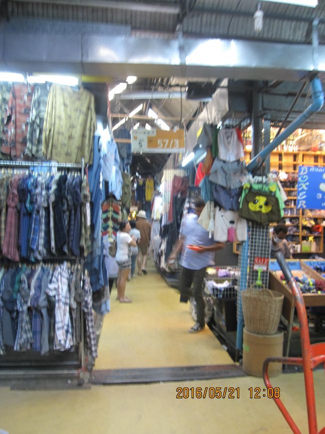 中の通りやお店はこんな感じ