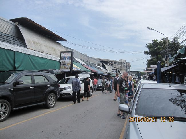 セクションを抜けると中通りあり　車がすごい