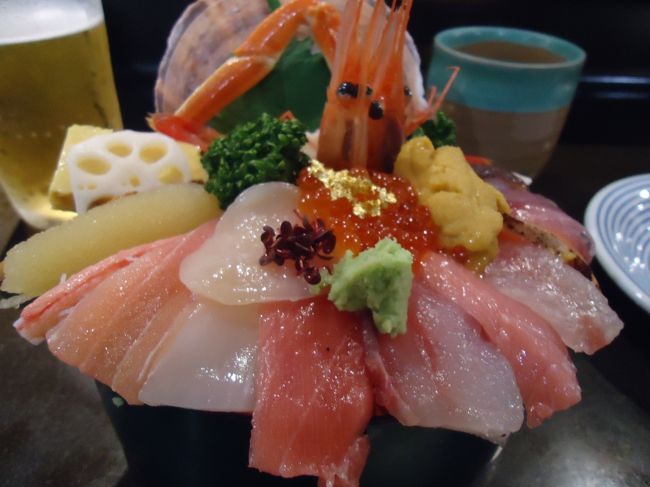 まずは腹ごしらえ！<br />近江町市場のお寿司屋さんで海鮮丼