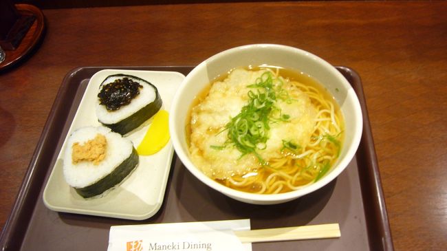 7:50<br />姫路駅の新幹線改札外でえきそばとおにぎりの朝食。