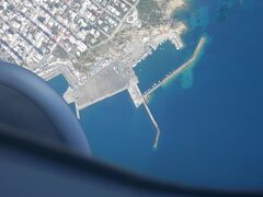 天気が良いからまるで地図を見ている様です。

エーゲ海の島々へ行くフェリーが出るラフィーナ港が良く見えます。