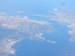 こちらもエーゲ海の島々へ行くフェリーが出るピレウス港が見えます。

この港は貨物船の利用も多くギリシャ最大の港なのですが、

最近中国企業へ買収されＮＥＷＳになりました。

