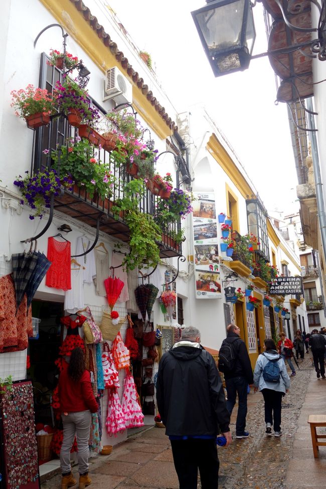 ユダヤ人街で賑わっていた通り。両側お土産屋さんにレストラン。