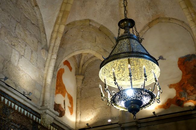 シャンデリアほどゴージャスではありませんが、イスラムチックな照明に惹かれます。