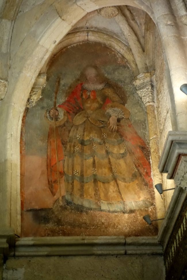 昔のフレスコ画が残っていましたが、顔はわざと消されているようです。