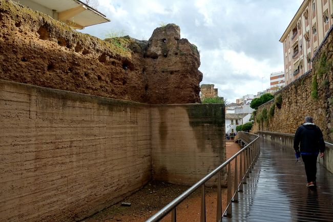 その内、こんな遺跡チックな所へ出てきた。<br />通行人に「パティオ？」って聞くと、こっち方向を差されたので間違いないかと。