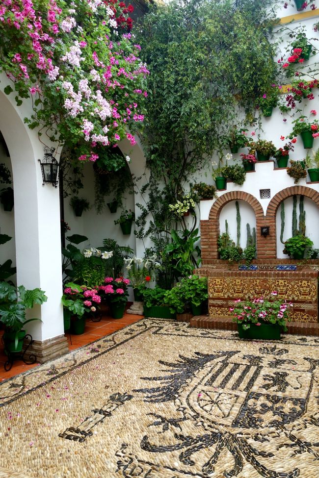 別のお家へやって来ました。こちらのパティオはモザイクが素晴らしい。