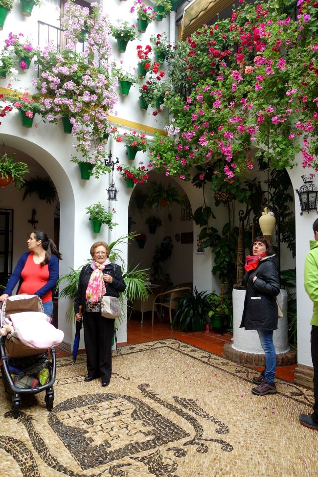 入場制限が設けられているため外で待ちますが、<br />中へ入ればそれほど混み合っている感じはせず。