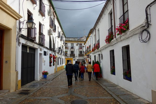 次のエントリーへと。空の色がやばい。案の定この後大雨に。<br />レストランの軒下で雨宿りする事になる。