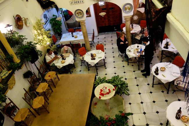 夕食をどこで食べるか探していたら、無料でフラメンコを見れるレストランと遭遇。<br />予約していなかったため、席は2階席に案内される。Patio de Juderia<br /><br />