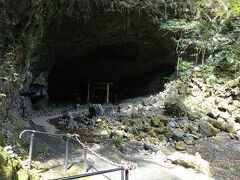 あの洞窟が、神様が隠れていたという・・