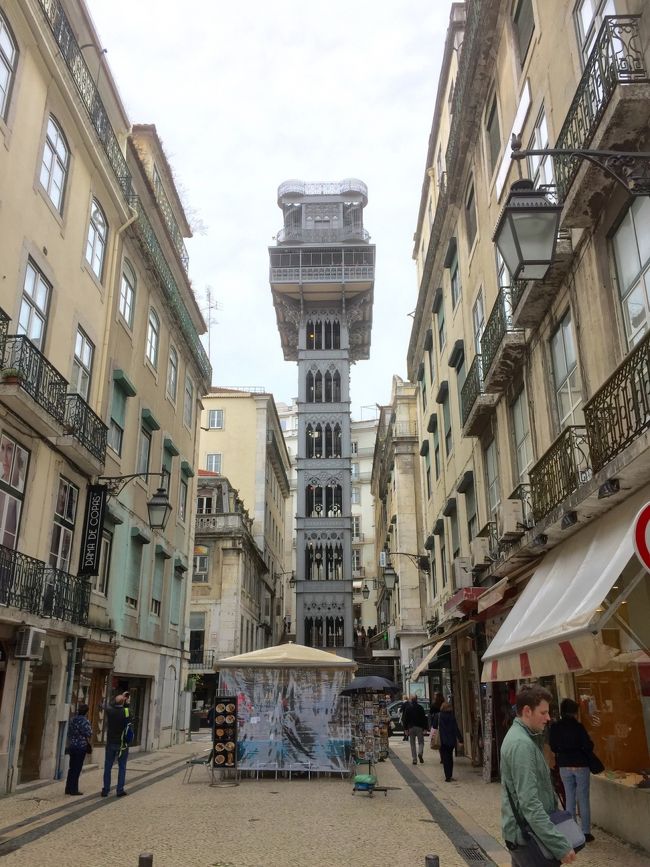 サンタジェスのエレベーター<br />リスボンは丘の街。登りきると別の地区にたどり着く。展望台からは旧市街が一望。絶景ですです。