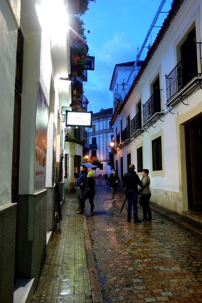 お店を出ると街はすっかりマジックアワーに。