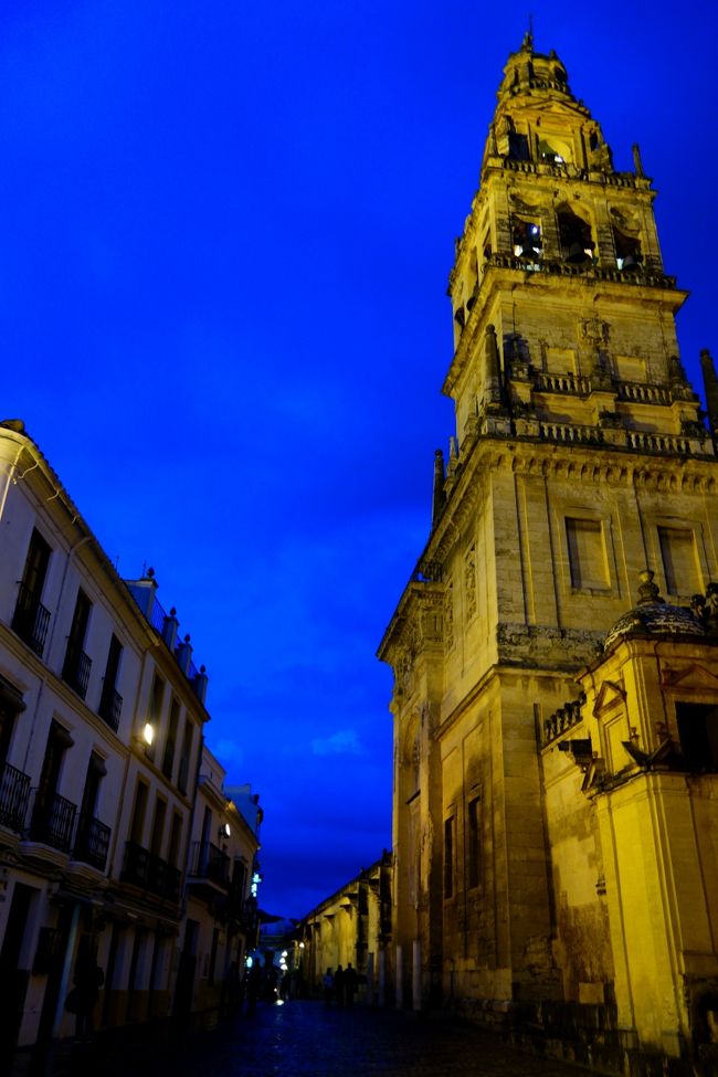 ホテルの前の道へ戻ってきました。このままローマ橋の方へ行ってみます。