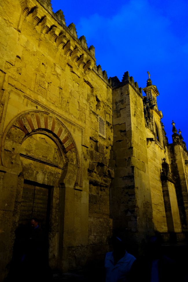 メスキータの壁が黄金色に浮かび上がって、より一層神秘的に見えます。